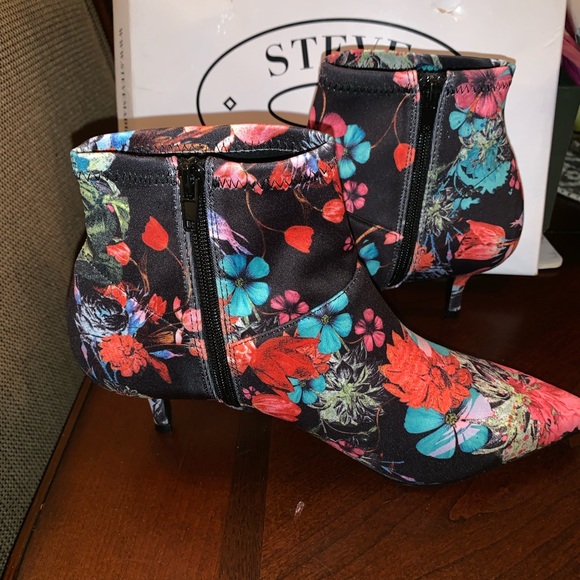 RARE🤩SOLD OUT!!!Steve Madden Floral Sock Bootie! - Picture 6 of 7